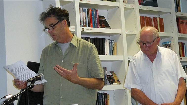 Marcus Wolf, Neffe des legendären Fritz Wolf, würdigt seinen Onkel. Rechts neben ihm: Ansgar Schulz-Mittenzwei, Sohn von Bernhard Schulz. Foto: OR Marcus Wolf, Neffe des legendären Fritz Wolf, würdigt seinen Onkel. Rechts neben ihm: Ansgar Schulz-Mittenzwei, Sohn von Bernhard Schulz. Foto: OR