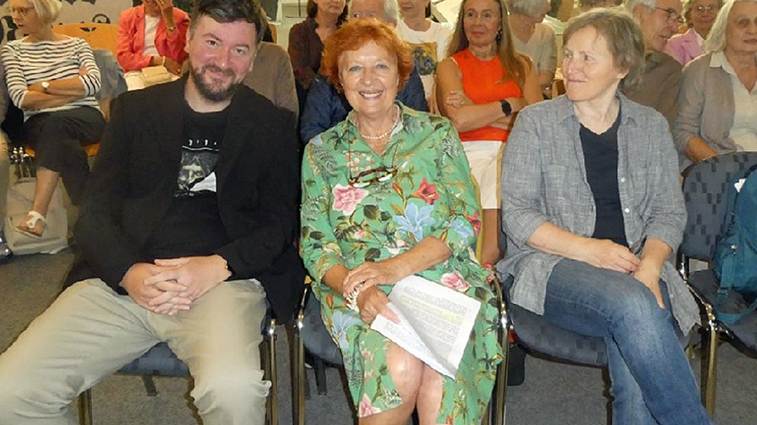 Alle wirkten mit. Von links: Pianist Giorgi Dolidze, die ebenfalls vortragene Ehefrau Schulz-Mittenzweis, Roswitha Mittenzwei sowie Inge Witzlau von Geest-Verlag. Foto: OR Alle wirkten mit. Von links: Pianist Giorgi Dolidze, die ebenfalls vortragene Ehefrau Schulz-Mittenzweis, Roswitha Mittenzwei sowie Inge Witzlau von Geest-Verlag. Foto: OR